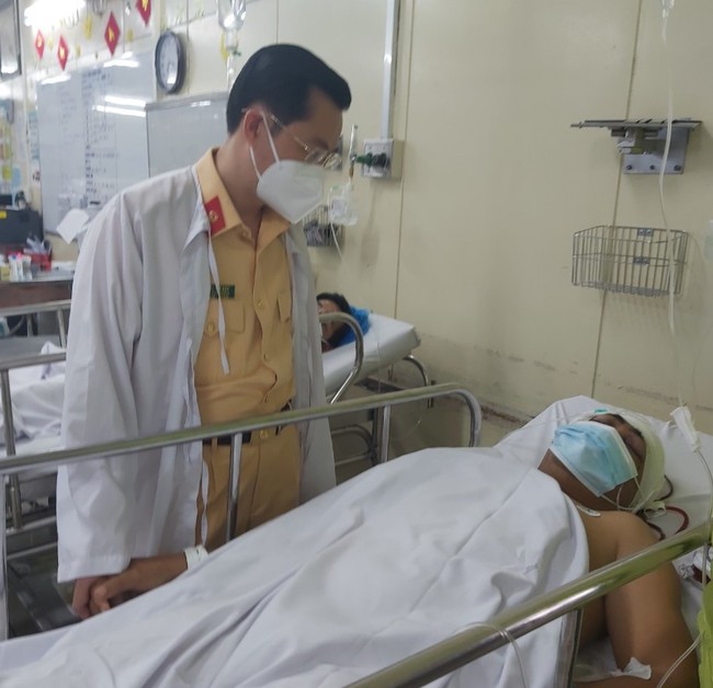 Tiền Giang: Nam thanh niên lao xe máy tông thiếu tá CSGT chấn thương nặng bị tạm giữ để điều tra - Ảnh 1.