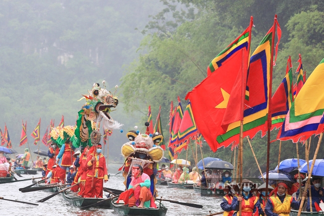 Du khách vượt gần 5 km đường thủy dự lễ hội Thánh Quý Minh Đại Vương - Ảnh 2.