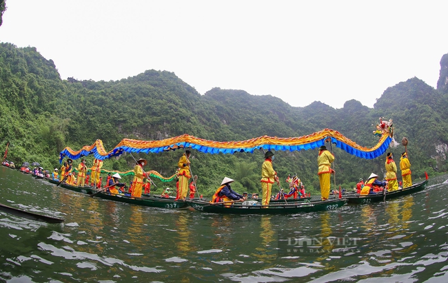 Visitors cross nearly 5 km of waterways to attend the festival of Saint Quy Minh Dai Vuong - Photo 4.