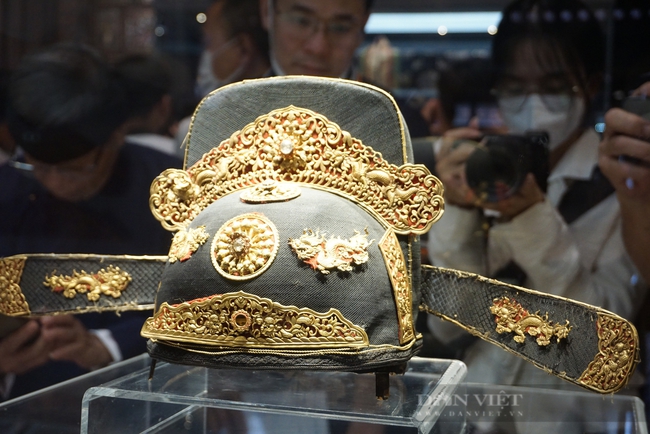Chiêm ngưỡng 2 cổ vật triều Nguyễn trị giá hàng chục tỷ đồng được hiến tặng cho Huế - Ảnh 2.