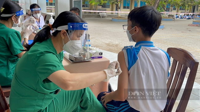 Đồng Nai: 31.000 học sinh trên 6 tuổi vui vẻ hào hứng &quot;tiếp nhận&quot; vaccine Covid-19 - Ảnh 5.