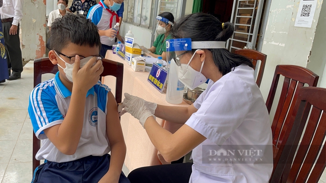 Đồng Nai: 31.000 học sinh trên 6 tuổi vui vẻ hào hứng &quot;tiếp nhận&quot; vaccine Covid-19 - Ảnh 4.