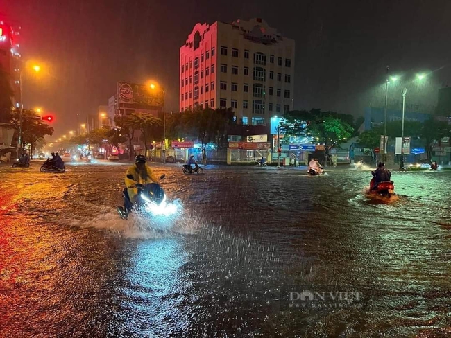 Đà Nẵng: Mưa như trút, nhiều tuyến phố biến thành sông trong đêm - Ảnh 2.