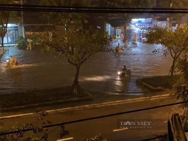 Đà Nẵng: Mưa như trút, nhiều tuyến phố biến thành sông trong đêm - Ảnh 10.