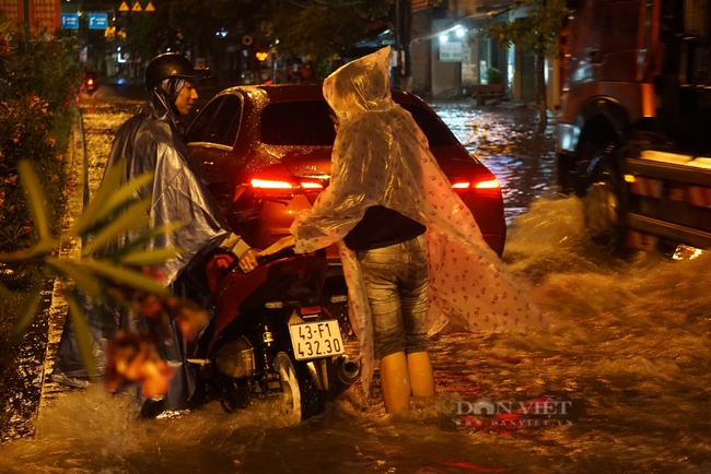 Đà Nẵng: Mưa như trút, nhiều tuyến phố biến thành sông trong đêm - Ảnh 5.