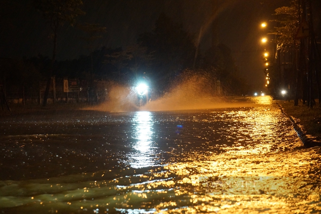 Đà Nẵng: Mưa như trút, nhiều tuyến phố biến thành sông trong đêm - Ảnh 3.
