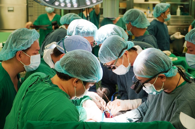 300 trẻ chào đời từ cha hoặc mẹ ghép thận tại Bệnh viện Chợ Rẫy - Ảnh 1.