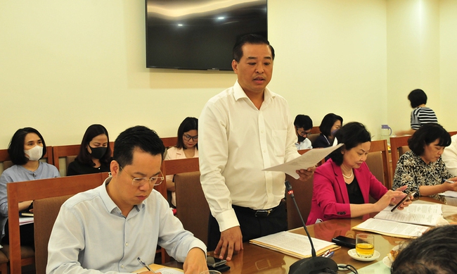 Phó Bí thư Thường trực Quận ủy Hoàn Kiếm Đinh Hồng Phong báo cáo Đoàn kiểm tra.