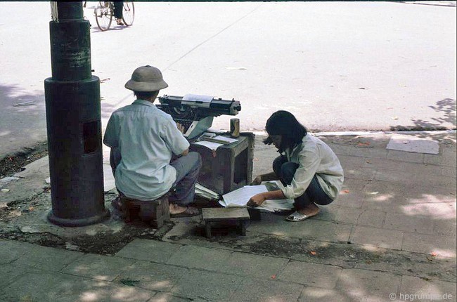 Soi những nghề lạ trên đường phố Hà Nội đầu thập niên 1990 - Ảnh 1.