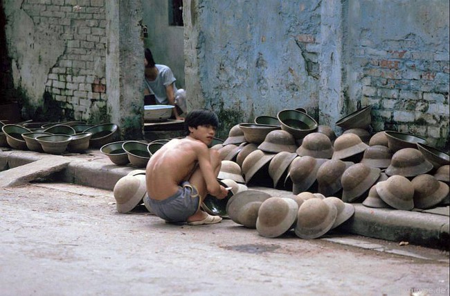 Soi những nghề lạ trên đường phố Hà Nội đầu thập niên 1990 - Ảnh 2.