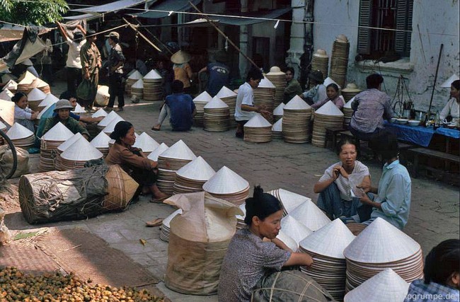Soi những nghề lạ trên đường phố Hà Nội đầu thập niên 1990 - Ảnh 3.