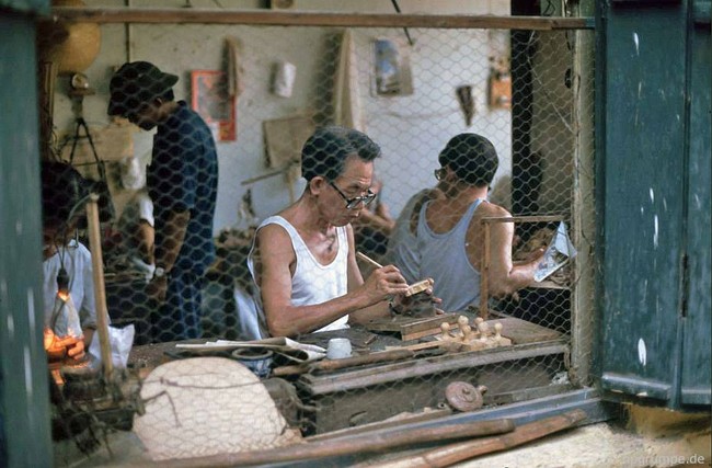 Soi những nghề lạ trên đường phố Hà Nội đầu thập niên 1990 - Ảnh 6.
