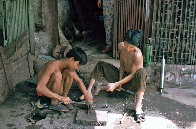 Soi những nghề lạ trên đường phố Hà Nội đầu thập niên 1990 - Ảnh 7.