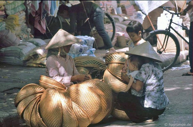 Soi những nghề lạ trên đường phố Hà Nội đầu thập niên 1990 - Ảnh 8.