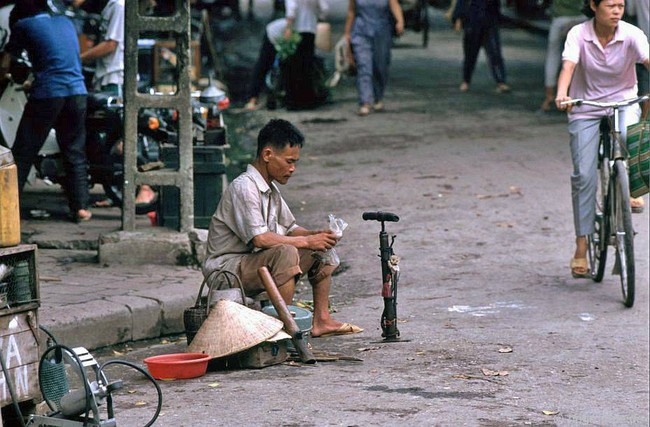Soi những nghề lạ trên đường phố Hà Nội đầu thập niên 1990 - Ảnh 9.