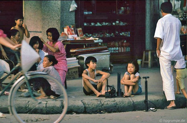 Soi những nghề lạ trên đường phố Hà Nội đầu thập niên 1990 - Ảnh 10.