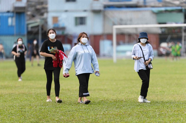 Fan ùa xuống sân tập, Tuấn Anh - Xuân Trường không thoát khỏi vòng vây - Ảnh 11.