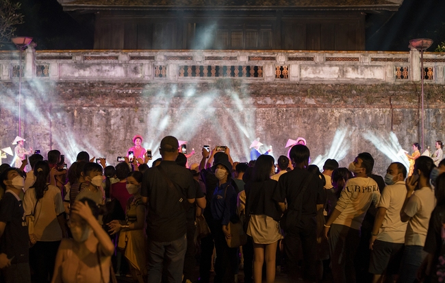 Explore the ancient Hue space on the first day of opening the night street of the Imperial Citadel of Hue - Photo 4.