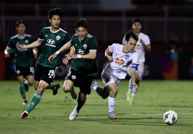 Văn Toàn: Cánh tay rớm máu trước Jeonbuk và thống kê &quot;khủng&quot; - Ảnh 1.