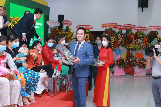 Hội Doanh nhân trẻ Việt Nam trao quà cho nạn nhân chất độc da cam tại Bến Tre - Ảnh 1.