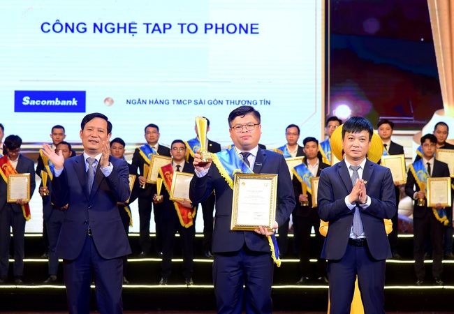 Sacombank đạt giải thưởng Sao Khuê năm 2022 nhờ công nghệ Tap to Phone - Ảnh 1.