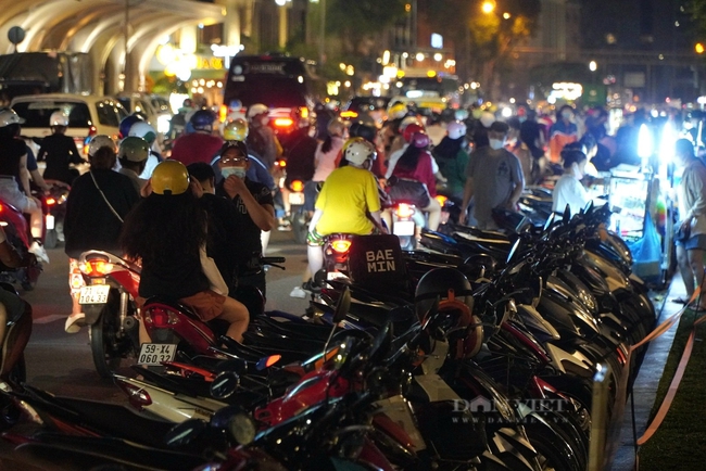 TP.HCM: Xe máy đậu bất chấp giữa lòng đường trung tâm tiềm ẩn nhiều nguy cơ tai nạn giao thông - Ảnh 5.