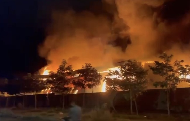 Cháy nhà máy sợi rộng 4.000 m2, chưa xác định được tổng thiệt hại - Ảnh 2.