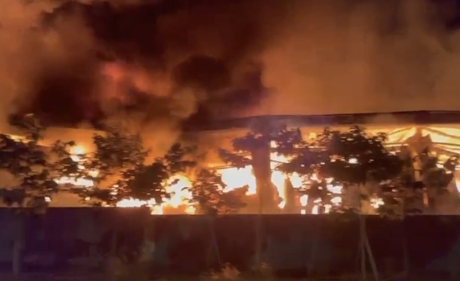 Cháy nhà máy sợi rộng 4.000 m2, chưa xác định được tổng thiệt hại - Ảnh 1.
