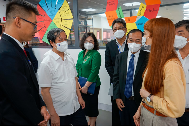 Bộ trưởng Nguyễn Kim Sơn đến thăm Trường Quốc tế Bắc Mỹ - Ảnh 1.