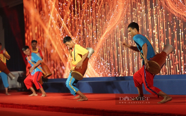 Biểu diễn múa trống chhay dăm, một nét văn hóa đặc trưng của cộng đồng người Khmer ở Tây Ninh. Ảnh: Nguyên Vỹ