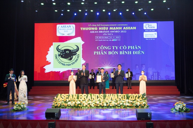 Công ty CP Phân bón Bình Điền đón nhận danh hiệu “Top 10 thương hiệu mạnh ASEAN 2022” - Ảnh 1.