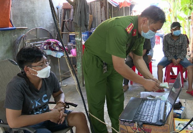 Tiền Giang: Thanh niên tật nguyền ngồi xe lăng tổ chức đánh bạc ăn thua qua mạng với số tiền “khủng” - Ảnh 1.