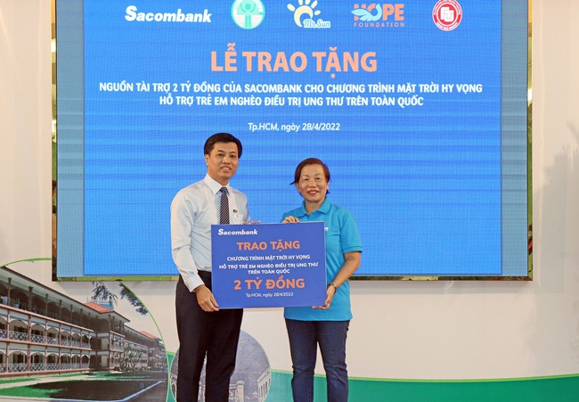 Sacombank đóng góp thêm 2 tỷ đồng giúp trẻ em ung thư khó khăn có cơ hội chữa lành - Ảnh 1.