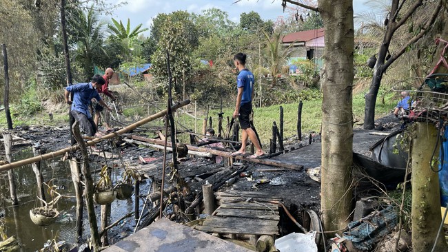 Tiền Giang: Vợ chồng mâu thuẫn, người chồng đốt quần áo cháy luôn xe máy và nhiều tài sản  - Ảnh 1.