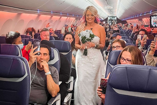 Bất ngờ hôn lễ trên độ cao 11.000 mét của cặp đôi du khách liên tiếp bị hoãn/hủy chuyến bay - Ảnh 5.