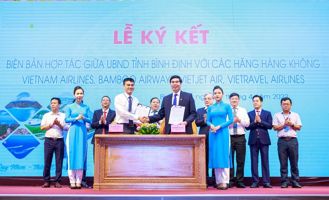 Vietnam Airlines hợp tác với tỉnh Bình Định và Cà Mau - Ảnh 1.