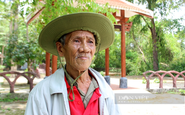 Người người lính già Nguyễn Văn Khanh trong một lần trở lại thăm Căn cứ Trung ương Cục miền Nam. Ảnh: Nguyên Vỹ