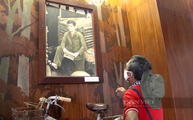Một du khách ngắm nhín bức tranh sơn dầu vẽ ông Nguyễn Văn Linh, nguyên Bí thư Trung ương cục miền Nam (1961-1964), Phó Bí thư trung ương cục miền Nam (1964-1975). Ảnh: Trần Khánh