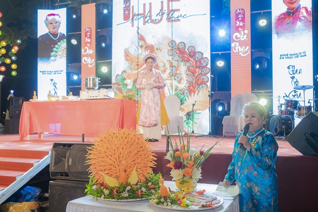  Hàng nghìn du khách thích thú thưởng thức các món ăn độc đáo tại Ngày hội “Huế- Kinh đô ẩm thực” - Ảnh 14.