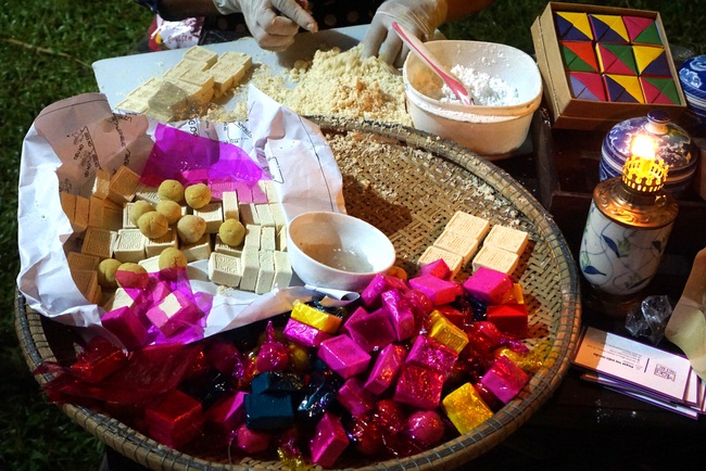  Hàng nghìn du khách thích thú thưởng thức các món ăn độc đáo tại Ngày hội “Huế- Kinh đô ẩm thực” - Ảnh 11.