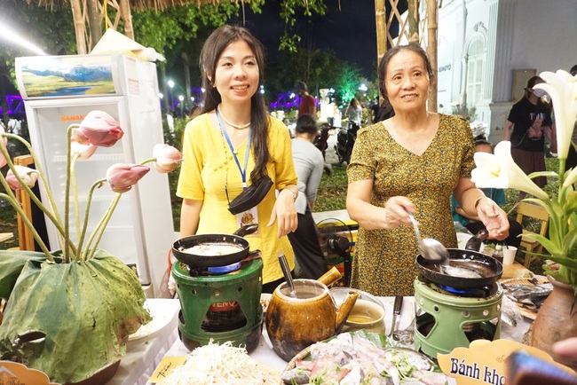  Hàng nghìn du khách thích thú thưởng thức các món ăn độc đáo tại Ngày hội “Huế- Kinh đô ẩm thực”   - Ảnh 4.