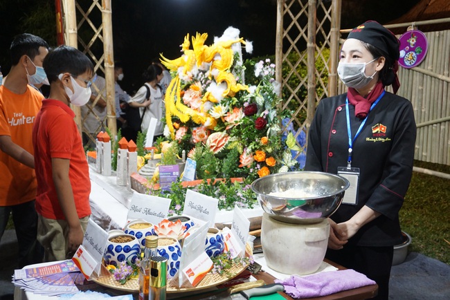  Hàng nghìn du khách thích thú thưởng thức các món ăn độc đáo tại Ngày hội “Huế- Kinh đô ẩm thực”   - Ảnh 10.