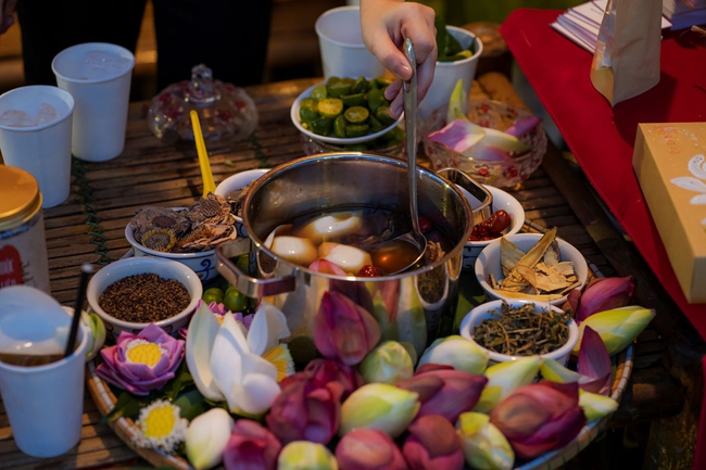  Hàng nghìn du khách thích thú thưởng thức các món ăn độc đáo tại Ngày hội “Huế- Kinh đô ẩm thực”   - Ảnh 12.