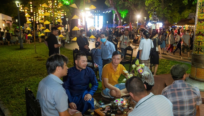  Hàng nghìn du khách thích thú thưởng thức các món ăn độc đáo tại Ngày hội “Huế- Kinh đô ẩm thực”   - Ảnh 3.