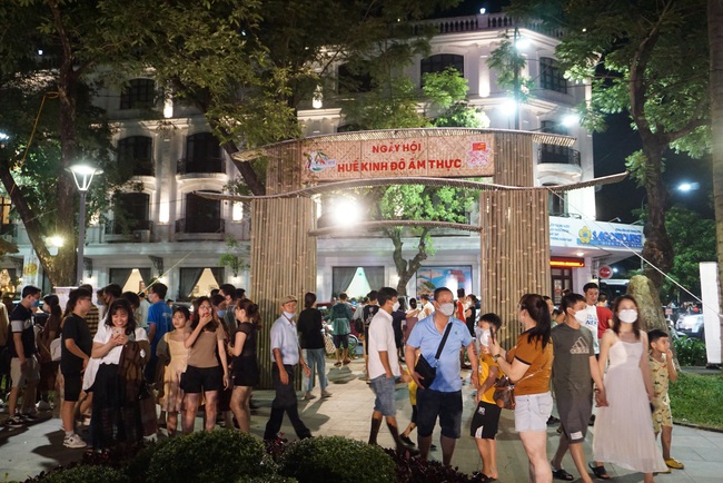  Hàng nghìn du khách thích thú thưởng thức các món ăn độc đáo tại Ngày hội “Huế- Kinh đô ẩm thực” - Ảnh 1.