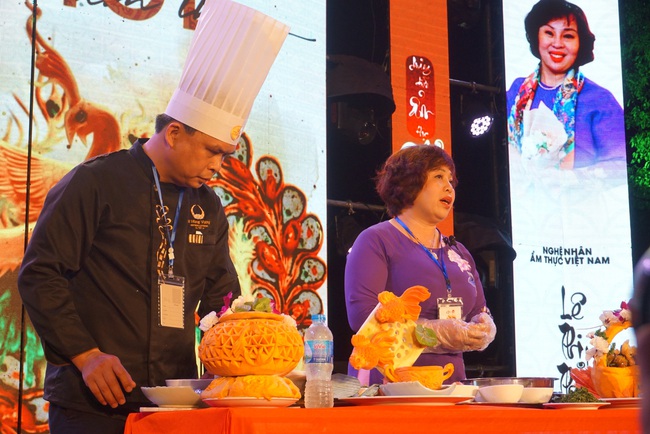  Hàng nghìn du khách thích thú thưởng thức các món ăn độc đáo tại Ngày hội “Huế- Kinh đô ẩm thực” - Ảnh 8.