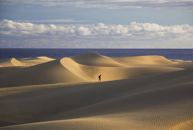 Sa mạc kỳ lạ nhất thế giới có hàng nghìn hồ nước - Ảnh 2.