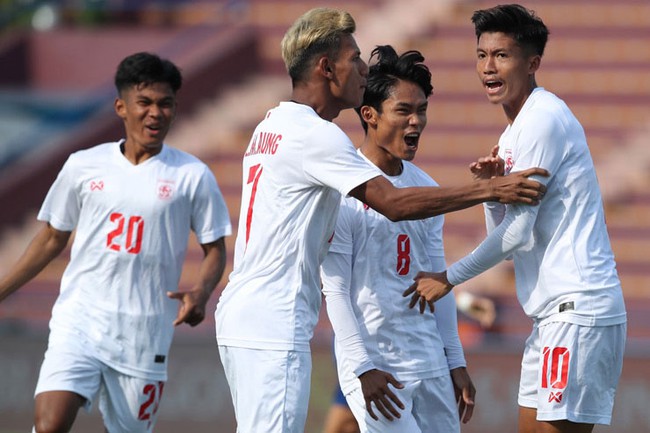 Hạ U23 Philippines 3-2, U23 Myanmar vươn lên dẫn đầu bảng A - Ảnh 1.