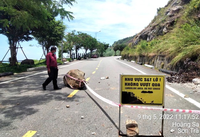 Kinh hãi những khối đá nặng hàng tấn rơi tại tuyến đường du lịch bán đảo Sơn Trà - Ảnh 2.