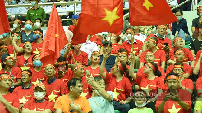 Cổ động viên phủ kín nhà thi đấu tỉnh Hà Nam cổ vũ đội tuyển futsal nam Việt Nam tại SEA Games 31 - Ảnh 2.